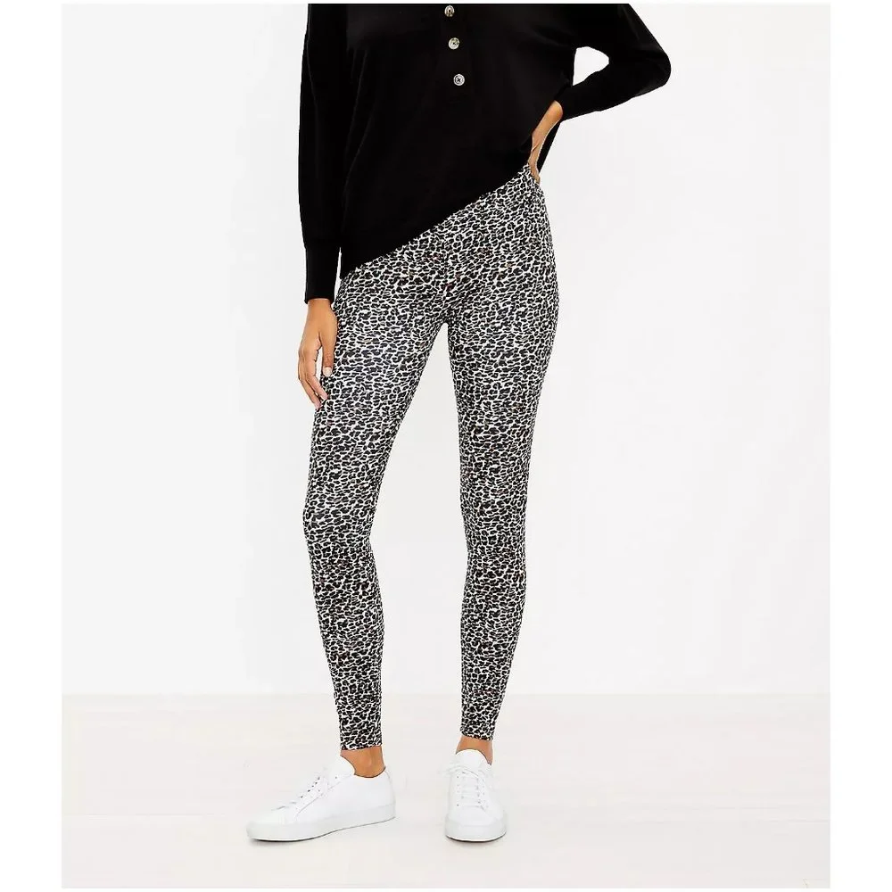 NWOT Lou & Grey Leopard Print Brushed Feel Good Pocket Leggings